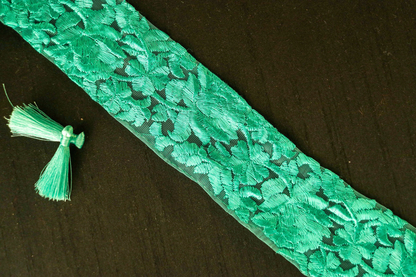 Green Floral Self Embroidered Trim, Indian Fabric Net Embroidered Border, Green Floral Lace, Green Net Saree Border, インド刺繍リボン, Price/mtr