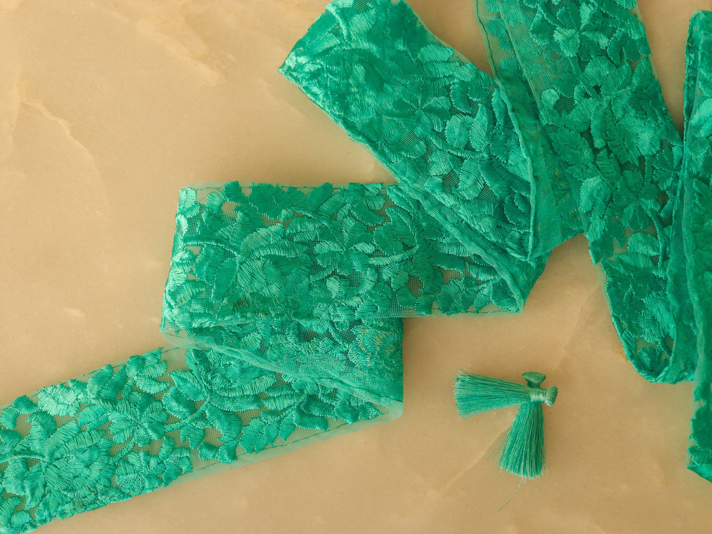 Green Floral Self Embroidered Trim, Indian Fabric Net Embroidered Border, Green Floral Lace, Green Net Saree Border, インド刺繍リボン, Price/mtr