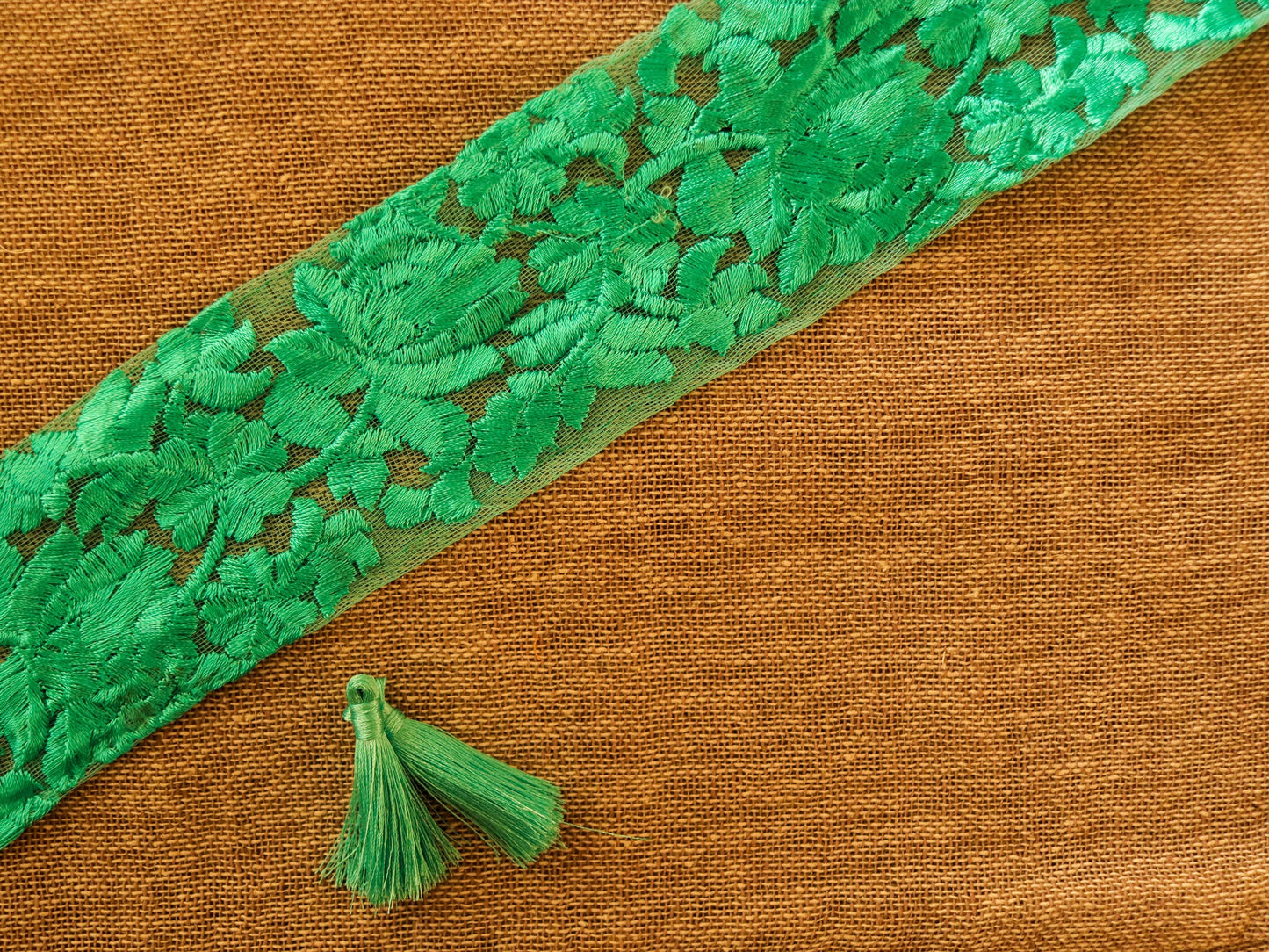 Green Floral Self Embroidered Trim, Indian Fabric Net Embroidered Border, Green Floral Lace, Green Net Saree Border, インド刺繍リボン, Price/mtr