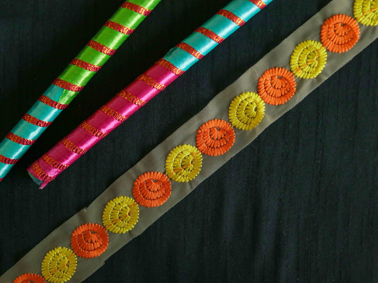 Orange Yellow Floral Phulkari Trim, Embroidered Trim, Indian Fabric Border, Floral Net Lace, Boho Floral Saree Border, インド刺繍リボン, Price/mtr