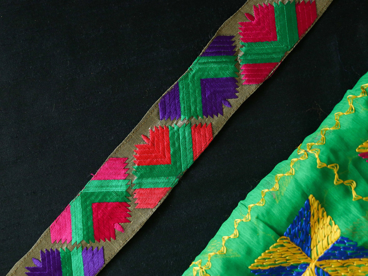 Beige Red Embroidered Phulkari Trim,Indian Border,Geometric Red Green Lace,Boho Hippie Phulkari Saree Border,Price/mtr