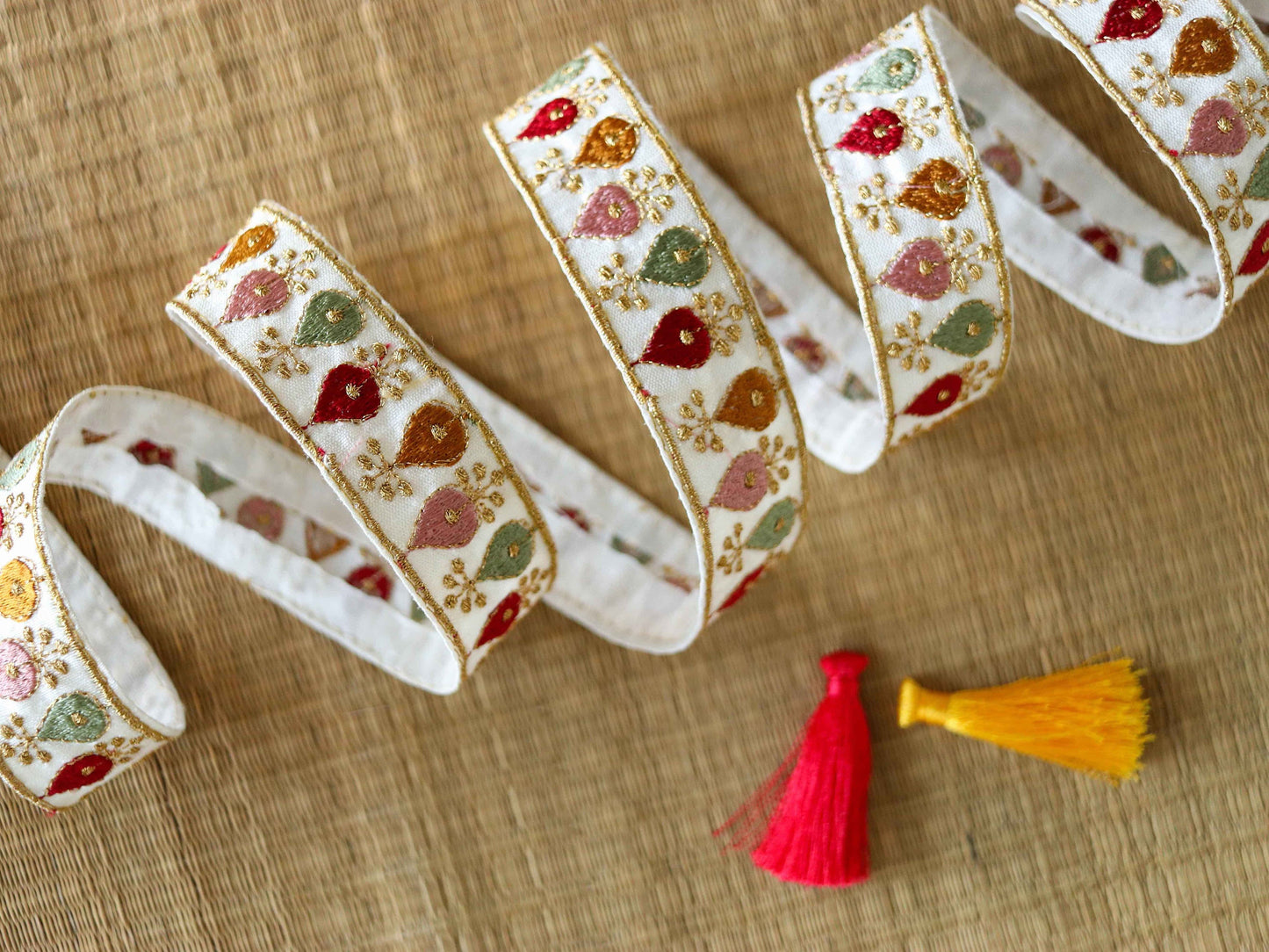 White Gold Teardrop Embroidered Trim,Multicolour Teardrop Border,Indian Floral Lace,White Pink Gold Lace,White Saree Border,Price/mtr