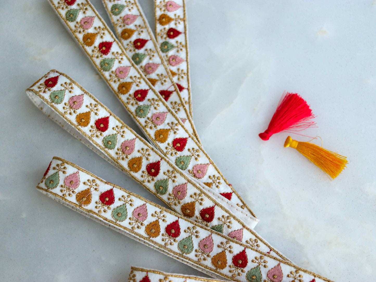 White Gold Teardrop Embroidered Trim,Multicolour Teardrop Border,Indian Floral Lace,White Pink Gold Lace,White Saree Border,Price/mtr