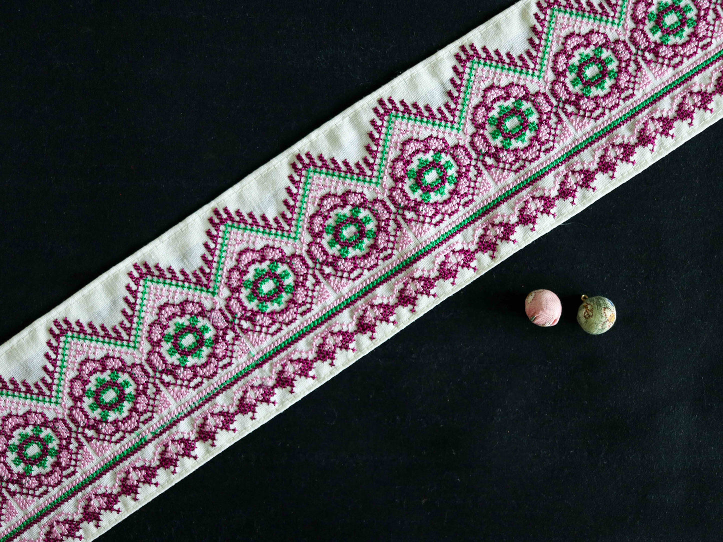 White Pink Checks Embroidered Trim,Cross Stitch Embroidery,Temple Style Kashmiri Lace,Boho Rustic Trim,Indian Fabric Trim,Price/mtr