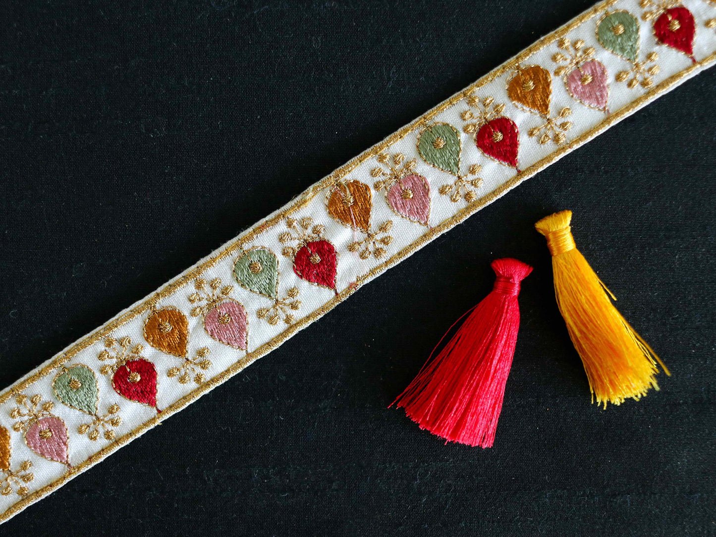 White Gold Teardrop Embroidered Trim,Multicolour Teardrop Border,Indian Floral Lace,White Pink Gold Lace,White Saree Border,Price/mtr