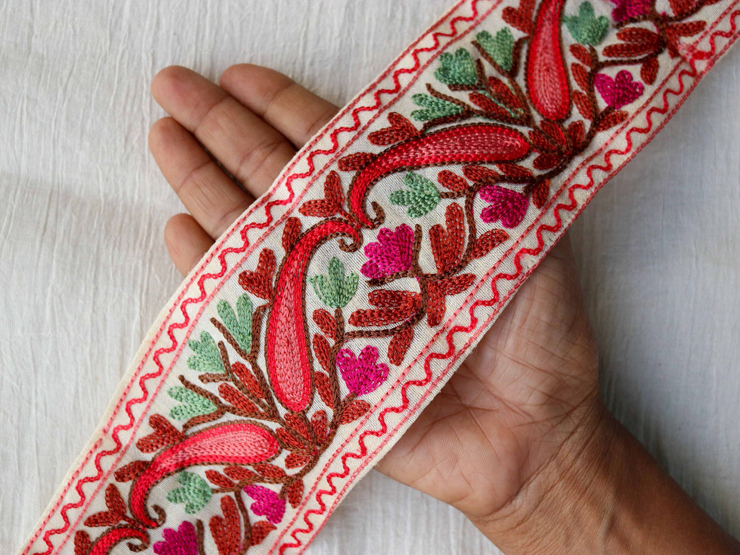 White Red Paisley Embroidered Trim,Indian Fabric Border,White Red Paisley Floral Lace,White Red Saree Border,インド刺繍リボン, Price/mtr