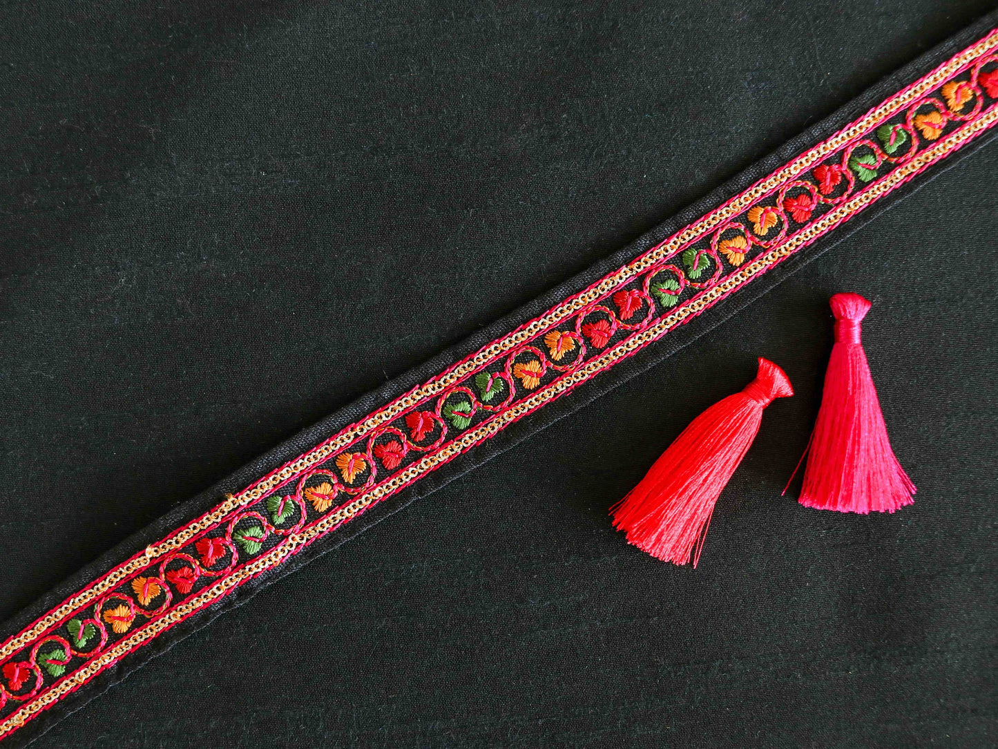 Narrow Black Floral Embroidered Trim,Black Red Floral Lace,Indian Fabric Trim,Thin Black Floral Saree Border,Price/mtr