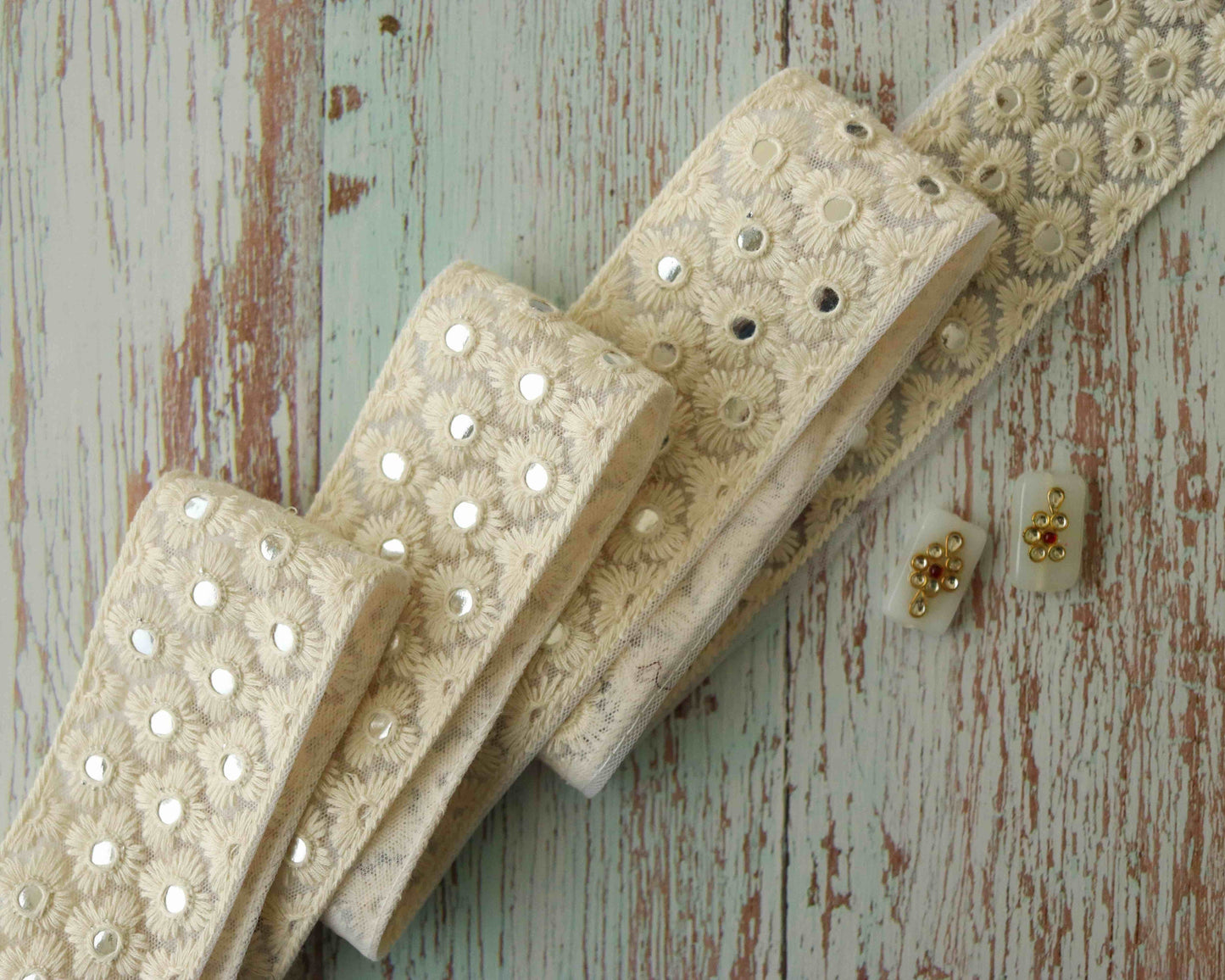 White Floral Mirror Sequin Trim,Embroidered Indian Net Sequins Border,White Sequins Lace,White Floral Saree Border,Price/mtr, インド刺繍リボン