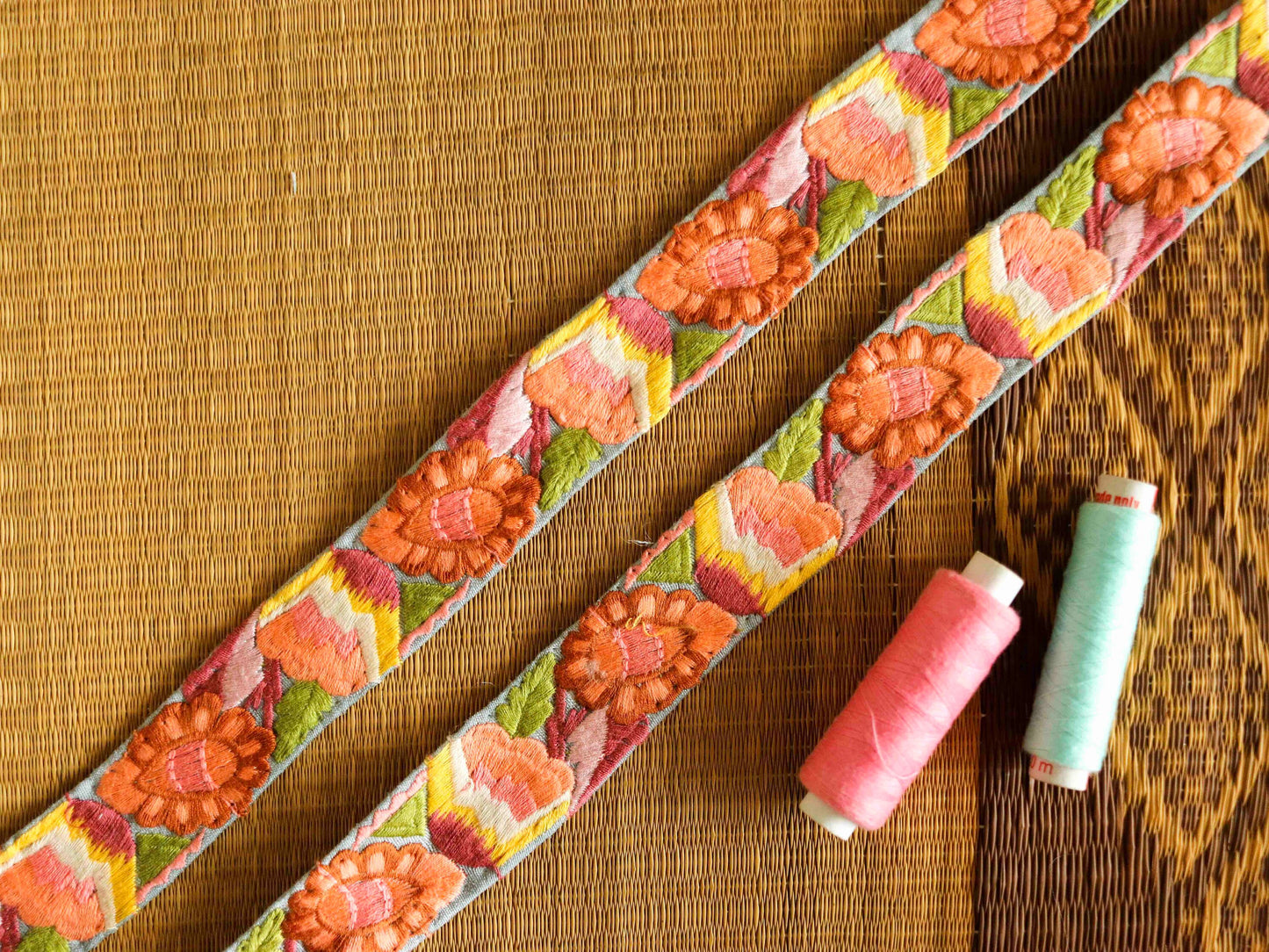 Peach Fuzz Floral Embroidered Trim,Indian Fabric Border,Peach Pink Floral Lace,Kashmiri Embroidery Floral Saree Border,Price/mtr, インド刺繍リボン