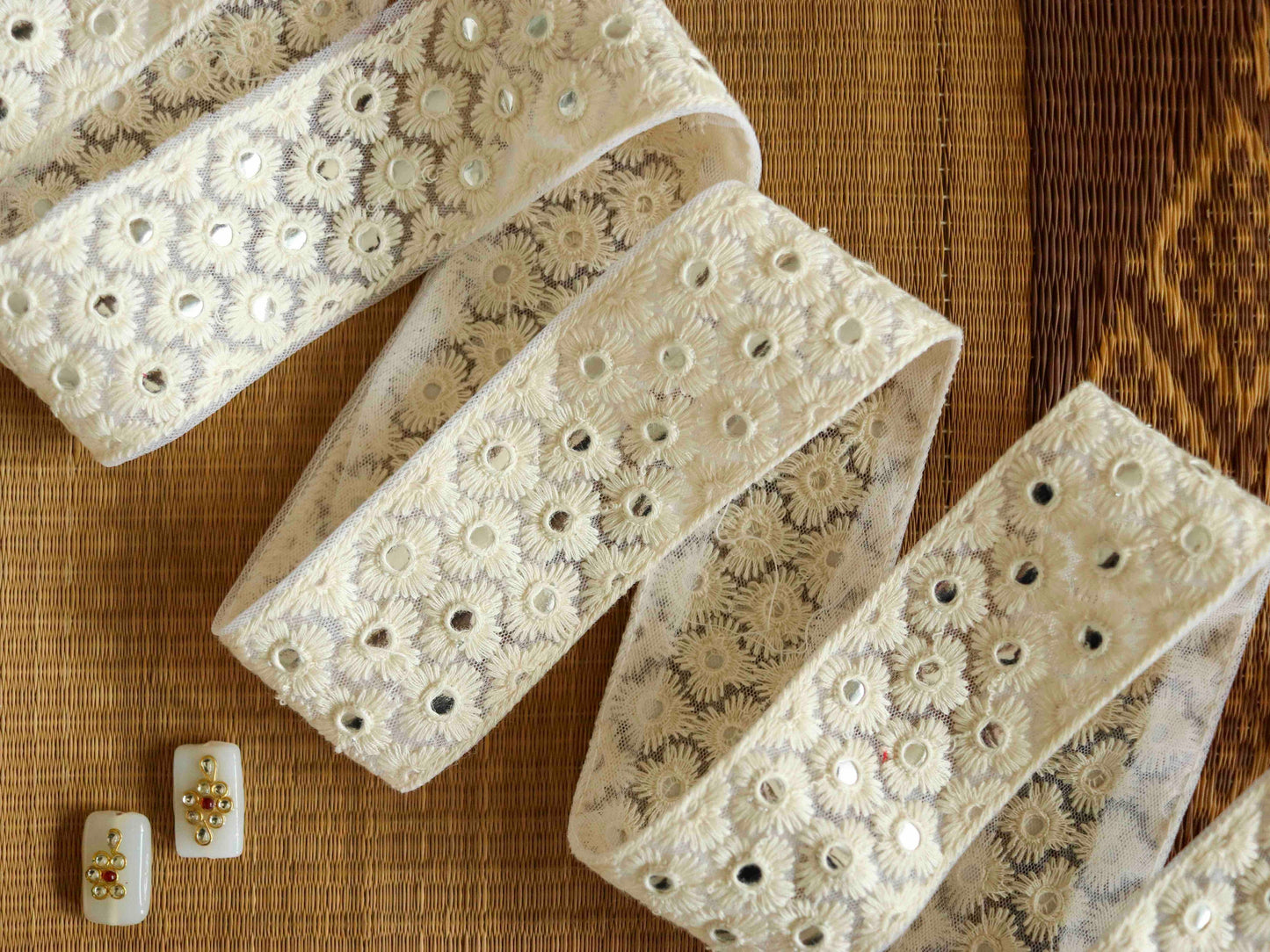 White Floral Mirror Sequin Trim,Embroidered Indian Net Sequins Border,White Sequins Lace,White Floral Saree Border,Price/mtr, インド刺繍リボン