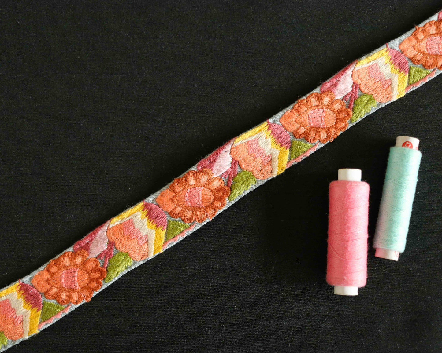 Peach Fuzz Floral Embroidered Trim,Indian Fabric Border,Peach Pink Floral Lace,Kashmiri Embroidery Floral Saree Border,Price/mtr, インド刺繍リボン