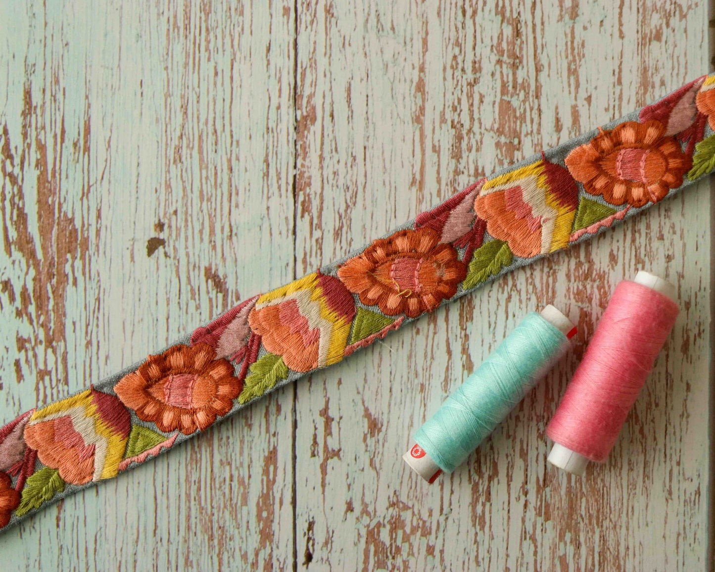 Peach Fuzz Floral Embroidered Trim,Indian Fabric Border,Peach Pink Floral Lace,Kashmiri Embroidery Floral Saree Border,Price/mtr, インド刺繍リボン