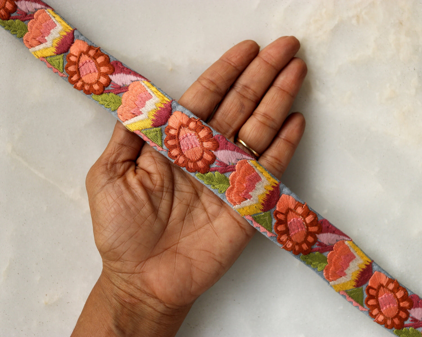 Peach Fuzz Floral Embroidered Trim,Indian Fabric Border,Peach Pink Floral Lace,Kashmiri Embroidery Floral Saree Border,Price/mtr, インド刺繍リボン