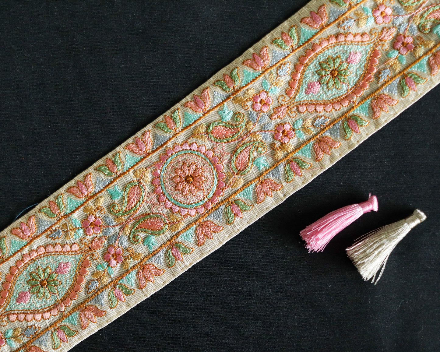 White Pastel Floral Embroidered Trim,White Floral Saree Border,Boho Rustic Kashmiri Lace,Indian Fabric Trim,Price/mtr