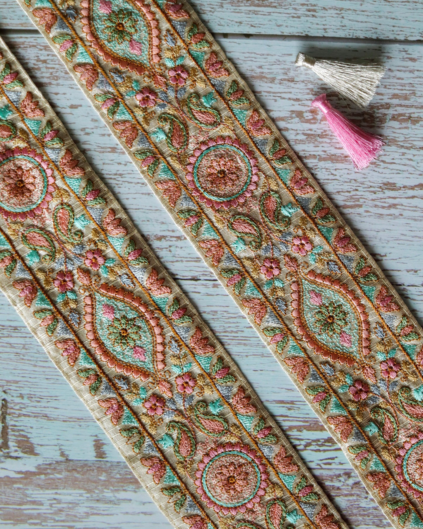 White Pastel Floral Embroidered Trim,White Floral Saree Border,Boho Rustic Kashmiri Lace,Indian Fabric Trim,Price/mtr