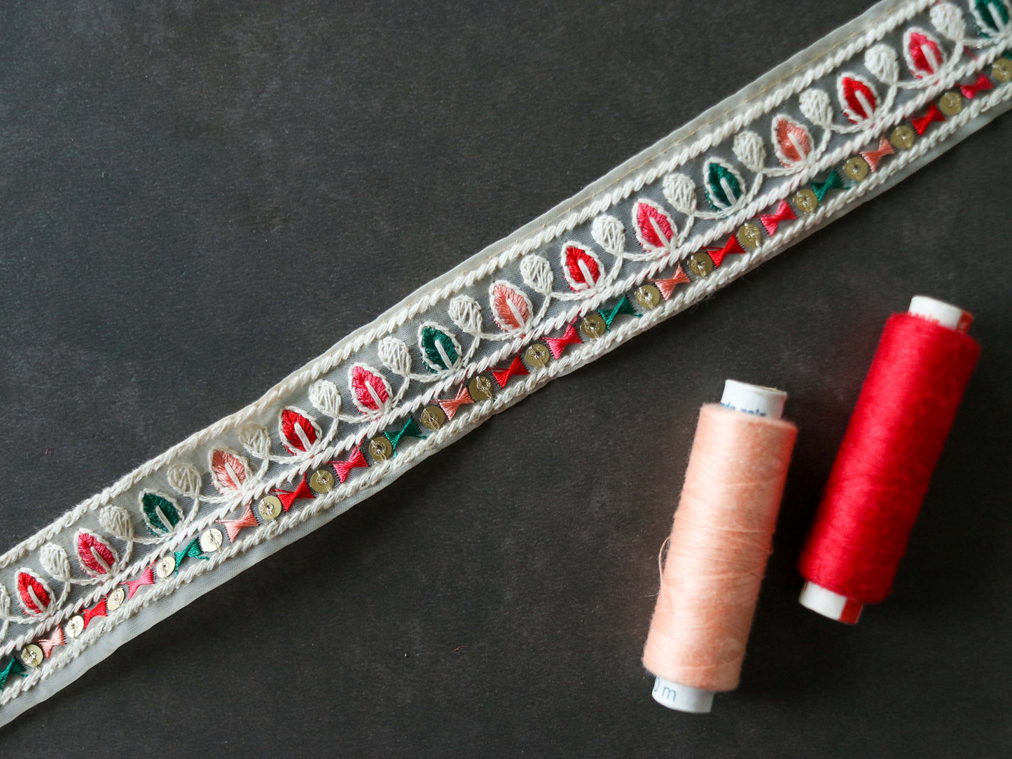 White Floral Pastel Net Trim, Embroidered White Pink Sequin Kashmiri Lace, Boho Elegant Indian Fabric Trim, Saree Border, Price/mt, インド刺繍リボン