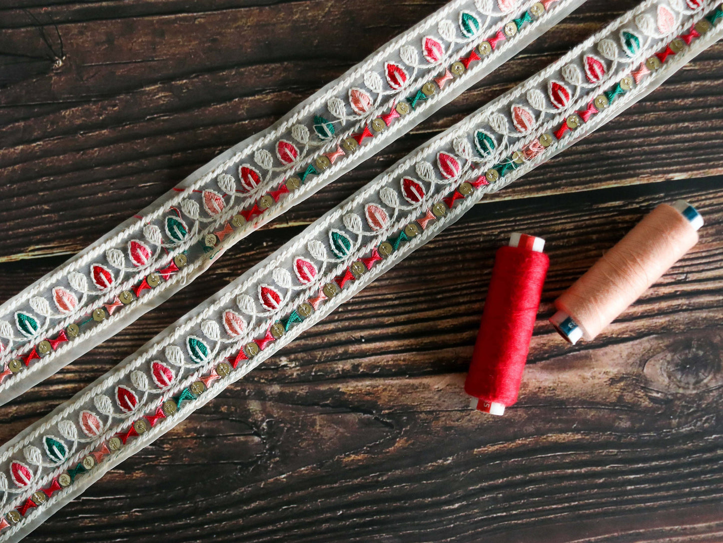 White Floral Pastel Net Trim, Embroidered White Pink Sequin Kashmiri Lace, Boho Elegant Indian Fabric Trim, Saree Border, Price/mt, インド刺繍リボン