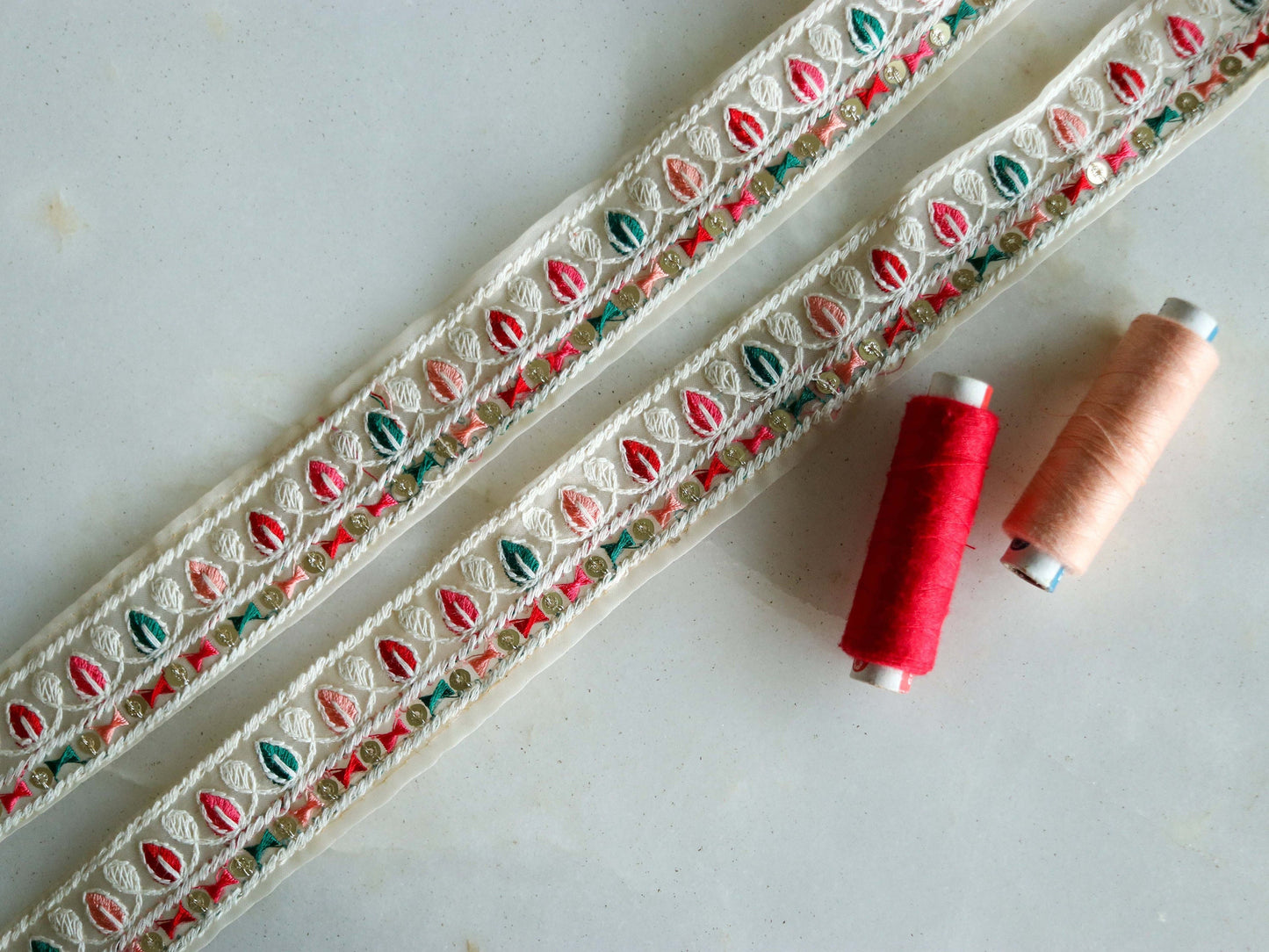 White Floral Pastel Net Trim, Embroidered White Pink Sequin Kashmiri Lace, Boho Elegant Indian Fabric Trim, Saree Border, Price/mt, インド刺繍リボン