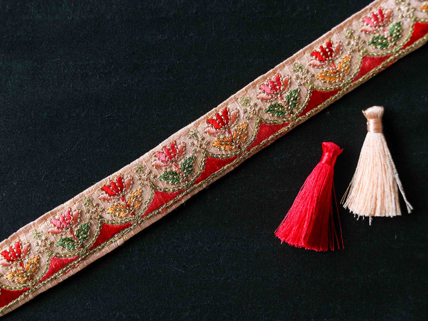 Peach Fuzz Floral Embroidered Trim,Pink Indian Fabric Embroidered Border,Pink Red Floral Lace,Floral Saree Border,Price/mtr, インド刺繍リボン