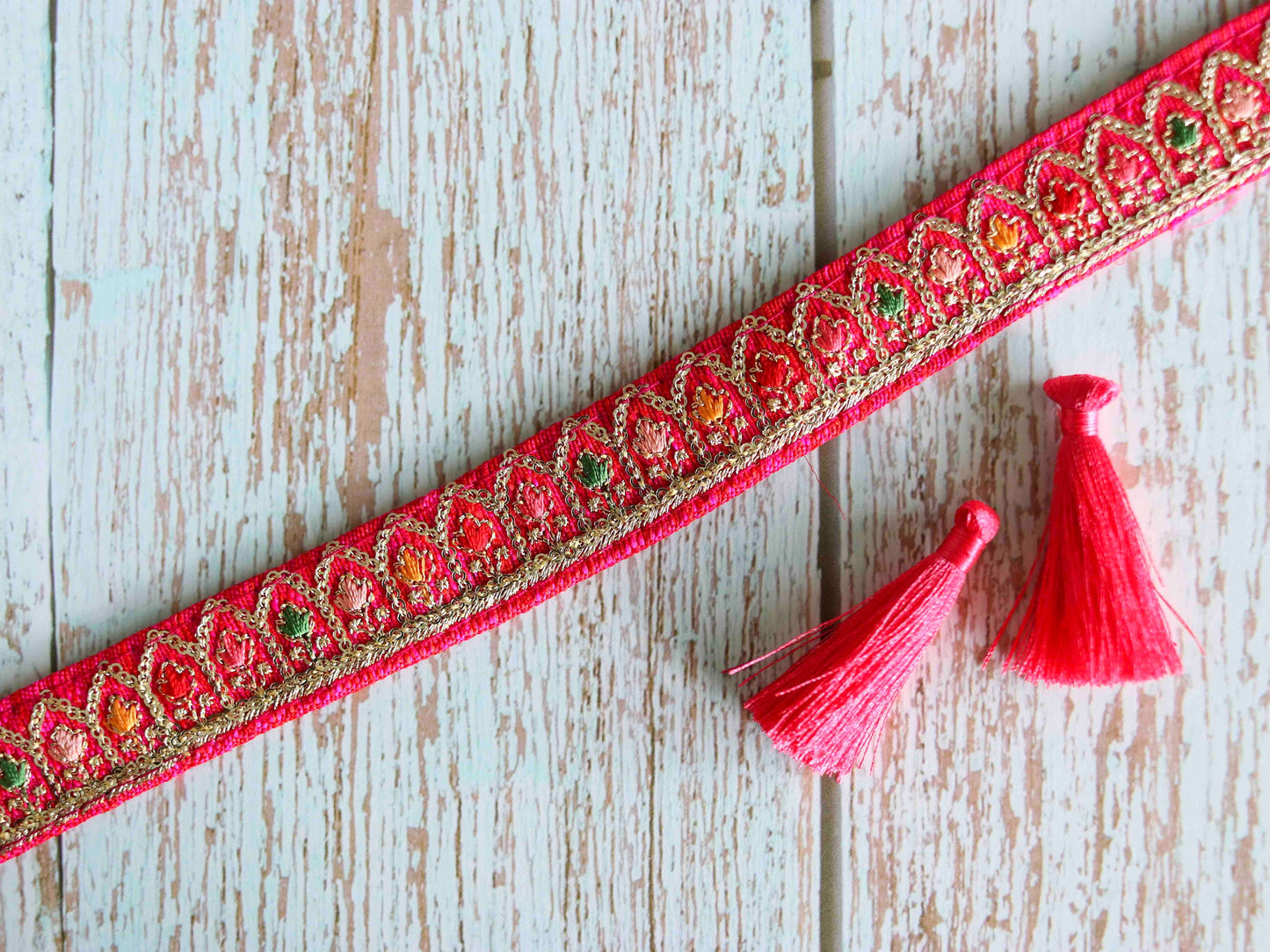 Pink Colourful Floral Embroidered Trim, Indian Fabric Embroidered Border, Narrow Pink Gold Lace, Floral Saree Border, インド刺繍リボン, Price/mtr