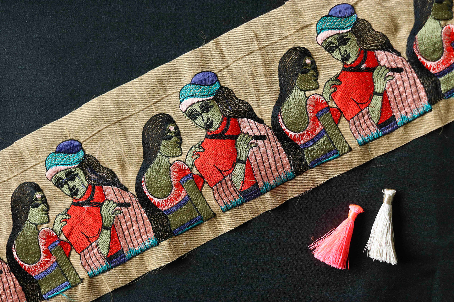 Quirky Indian Couple Embroidered Trim,Boho Human Border,Man Woman Embroidered Lace,Indian Fabric Trim,Quirky Saree Border,Price/mtr