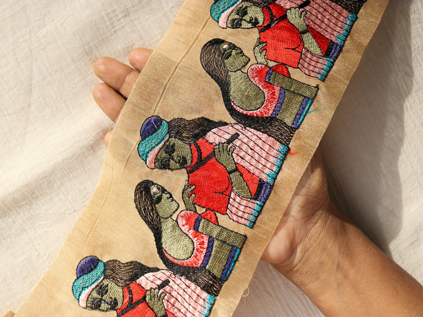 Quirky Indian Couple Embroidered Trim,Boho Human Border,Man Woman Embroidered Lace,Indian Fabric Trim,Quirky Saree Border,Price/mtr