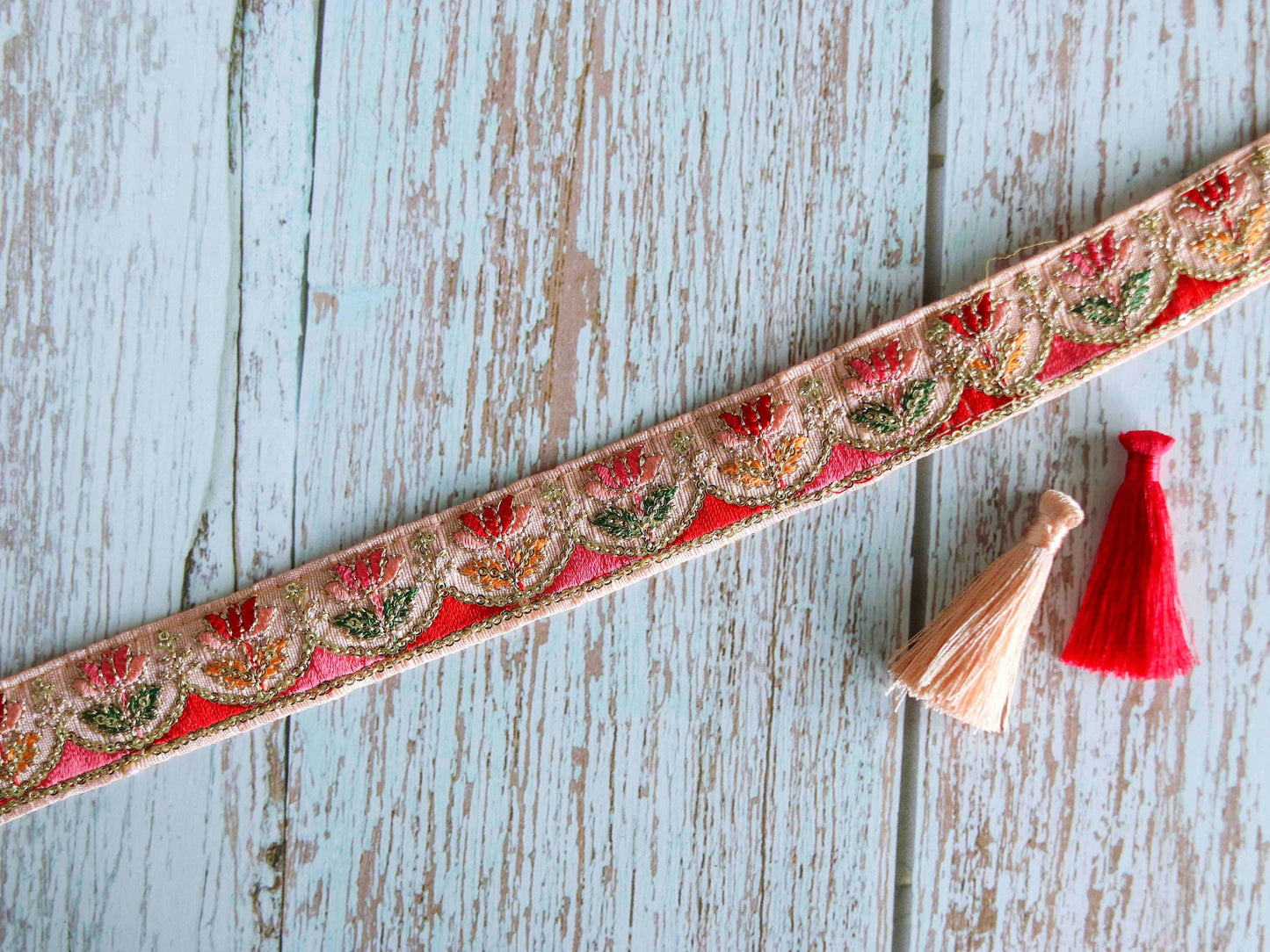 Peach Fuzz Floral Embroidered Trim,Pink Indian Fabric Embroidered Border,Pink Red Floral Lace,Floral Saree Border,Price/mtr, インド刺繍リボン