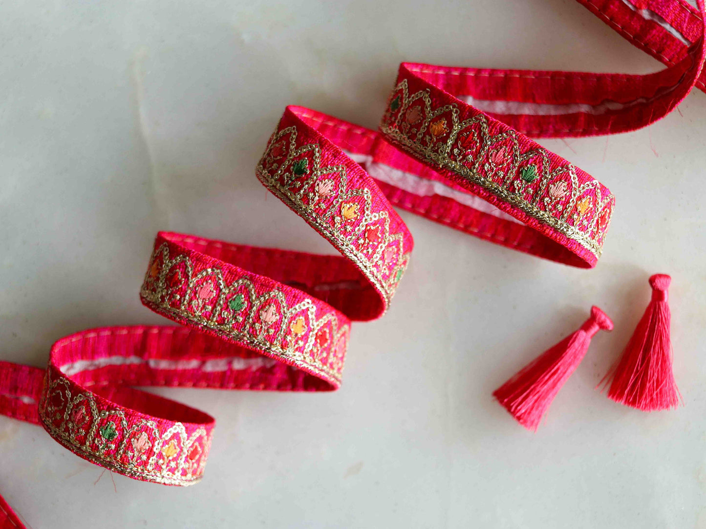 Pink Colourful Floral Embroidered Trim, Indian Fabric Embroidered Border, Narrow Pink Gold Lace, Floral Saree Border, インド刺繍リボン, Price/mtr