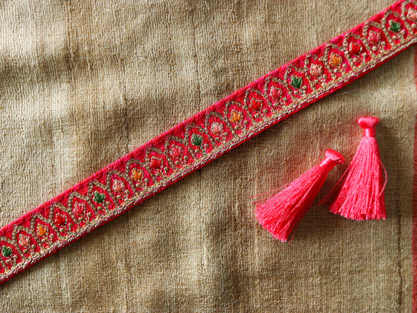 Pink Colourful Floral Embroidered Trim, Indian Fabric Embroidered Border, Narrow Pink Gold Lace, Floral Saree Border, インド刺繍リボン, Price/mtr