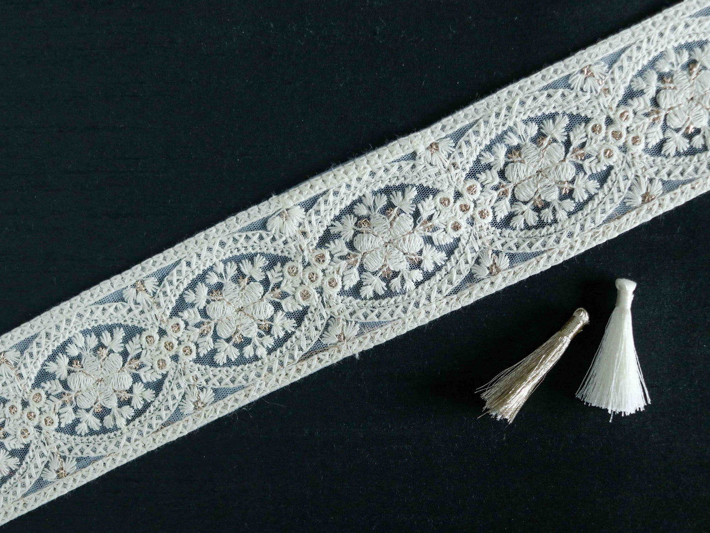 White Gold Floral Net Trim, Indian Fabric Embroidered Sequins Border, White Gold Lace, White on White Saree Border, Price/mtr, インド刺繍リボン