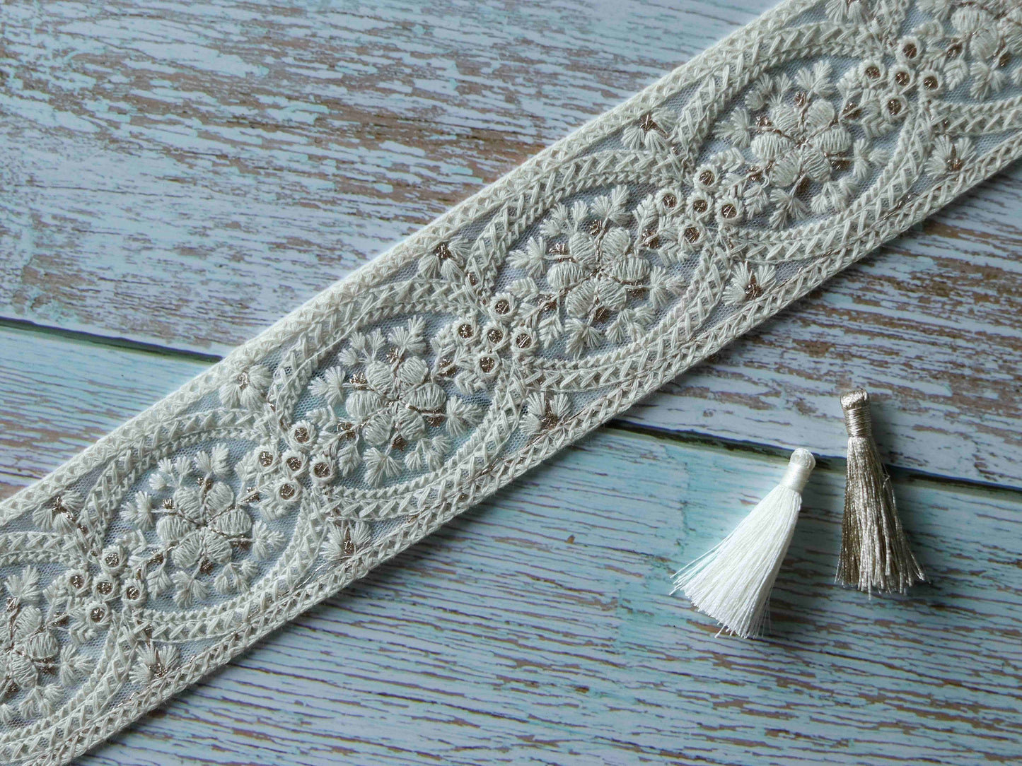 White Gold Floral Net Trim, Indian Fabric Embroidered Sequins Border, White Gold Lace, White on White Saree Border, Price/mtr, インド刺繍リボン
