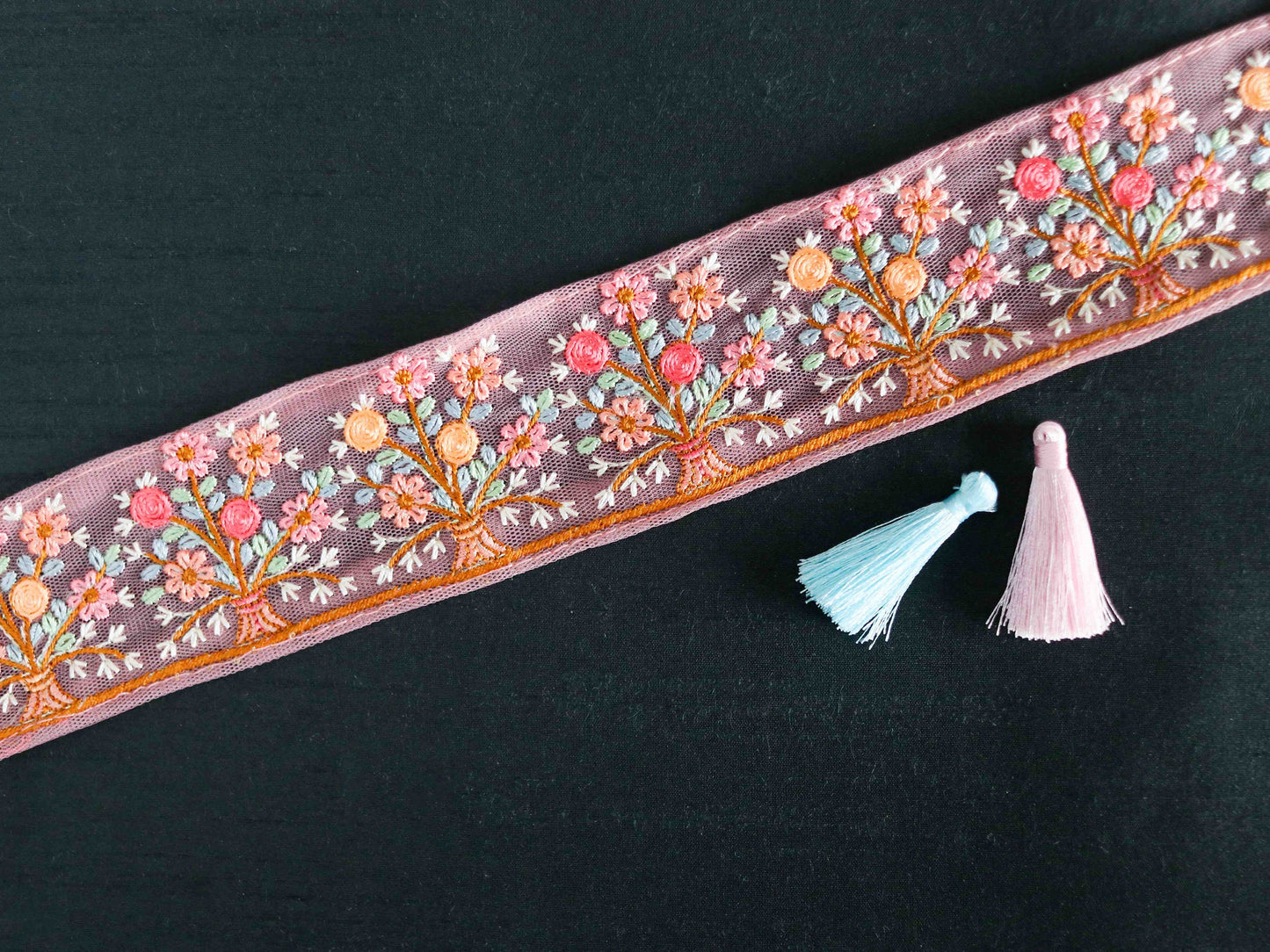 Pink Floral Embroidered Net Trim,Indian Fabric Net Embroidered Border,Floral Bouquet Lace,Peach Fuzz Floral Saree Border,Price/mtr, インド刺繍リボン