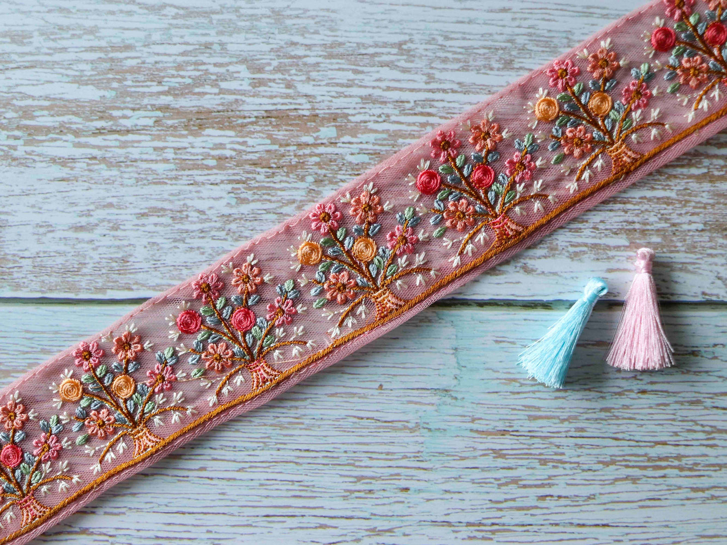 Pink Floral Embroidered Net Trim,Indian Fabric Net Embroidered Border,Floral Bouquet Lace,Peach Fuzz Floral Saree Border,Price/mtr, インド刺繍リボン