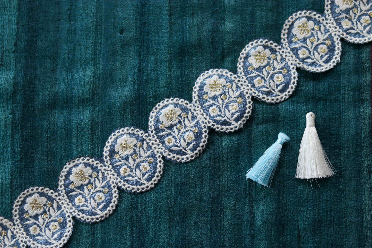 Blue White Scallop Floral Trim,Blue Floral Embroidered Cutwork Lace,Blue Round Floral Saree Border,Indian Fabric Trim,Price/mtr,インド刺繍リボン