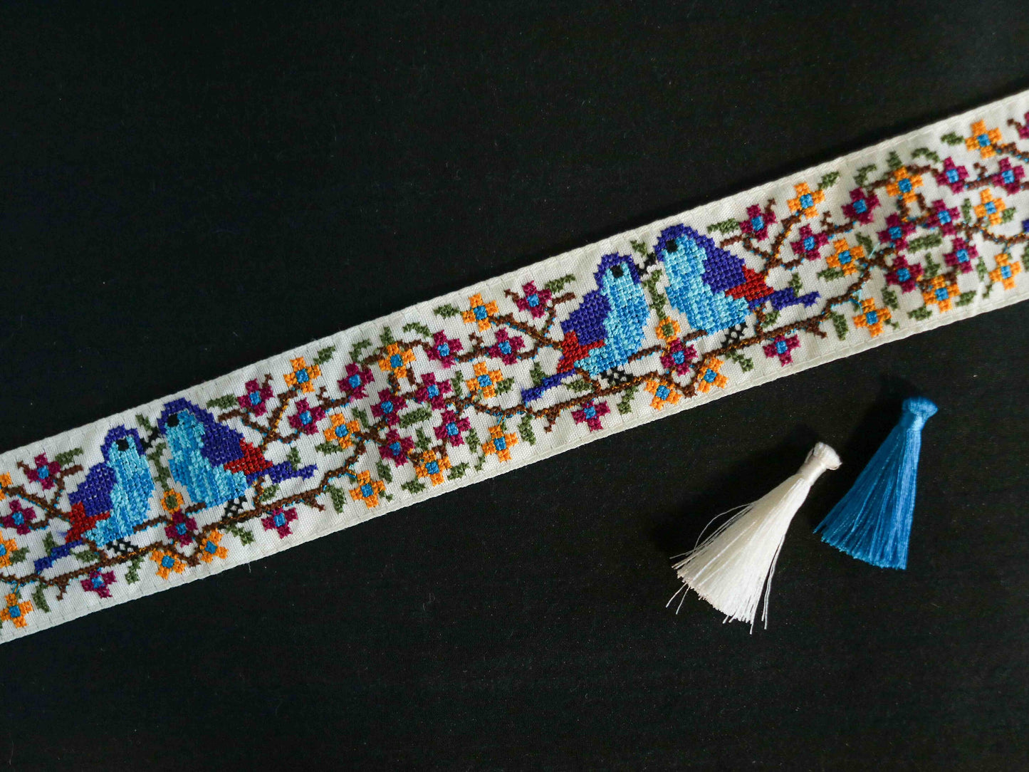 White Floral Bird Embroidered Trim,Cross Stitch Embroidery LoveBirds Border,Rustic Kashmiri Lace,White Blue Saree Border,Price/mt, インド刺繍リボン
