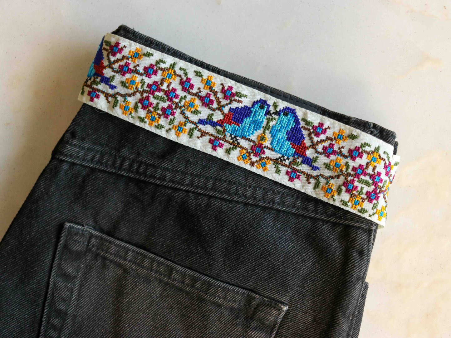 White Floral Bird Embroidered Trim,Cross Stitch Embroidery LoveBirds Border,Rustic Kashmiri Lace,White Blue Saree Border,Price/mt, インド刺繍リボン