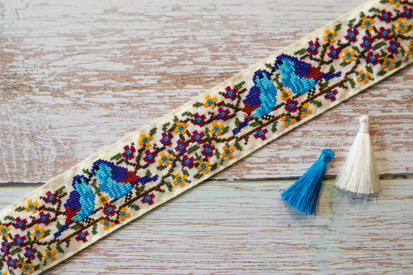 White Floral Bird Embroidered Trim,Cross Stitch Embroidery LoveBirds Border,Rustic Kashmiri Lace,White Blue Saree Border,Price/mt, インド刺繍リボン
