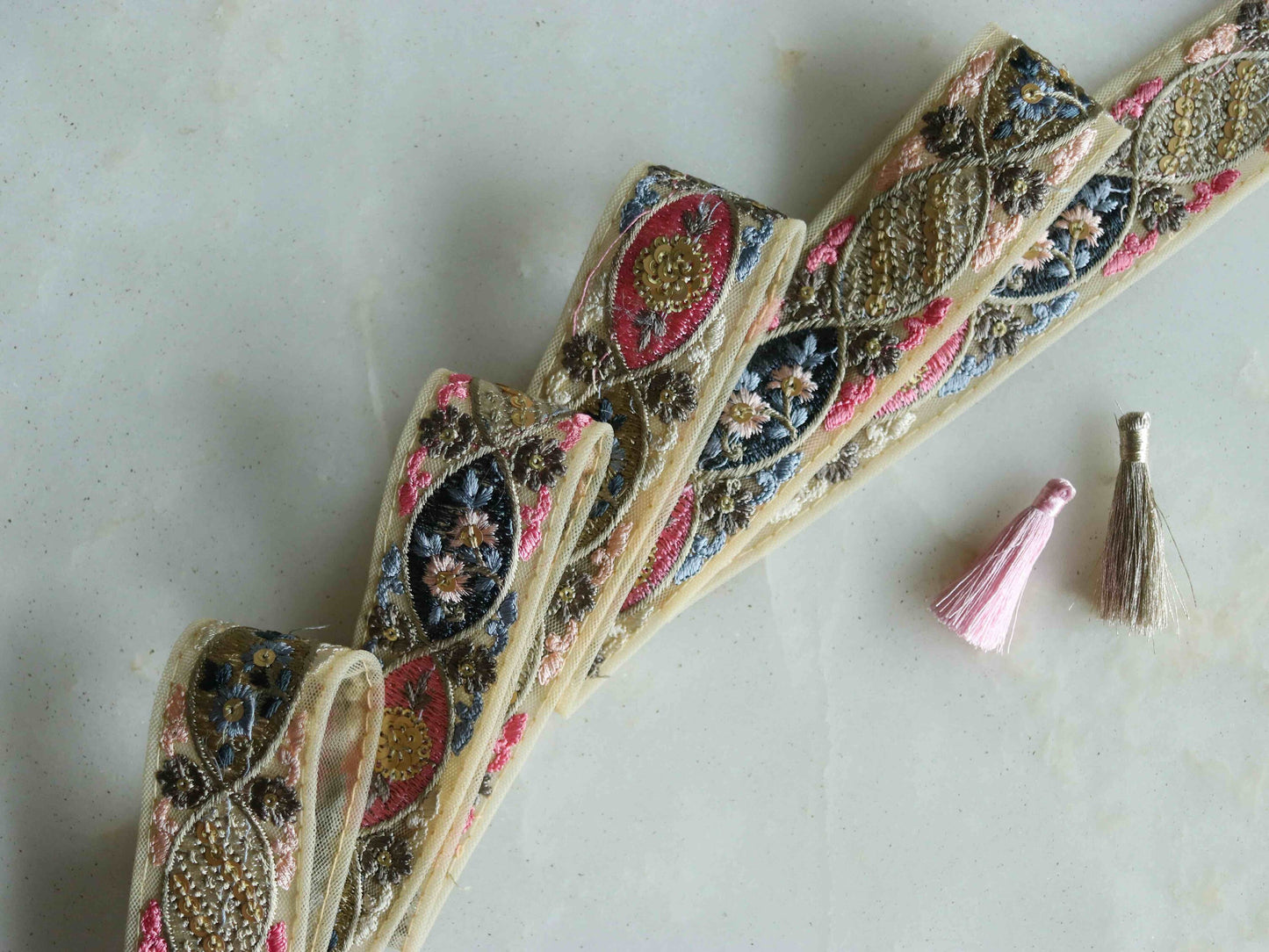 Pink Pastel Patchwork Embroidered Trim, Multicolour Boho Beige Zari Sequin Net Patchwork Lace,Indian Saree Border, インド刺繍リボン, Price/mtr