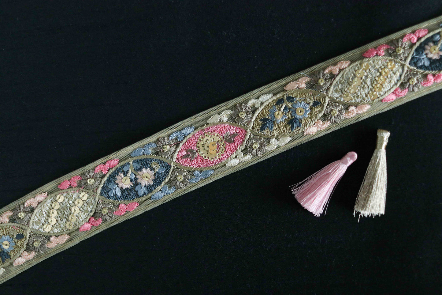 Pink Pastel Patchwork Embroidered Trim, Multicolour Boho Beige Zari Sequin Net Patchwork Lace,Indian Saree Border, インド刺繍リボン, Price/mtr