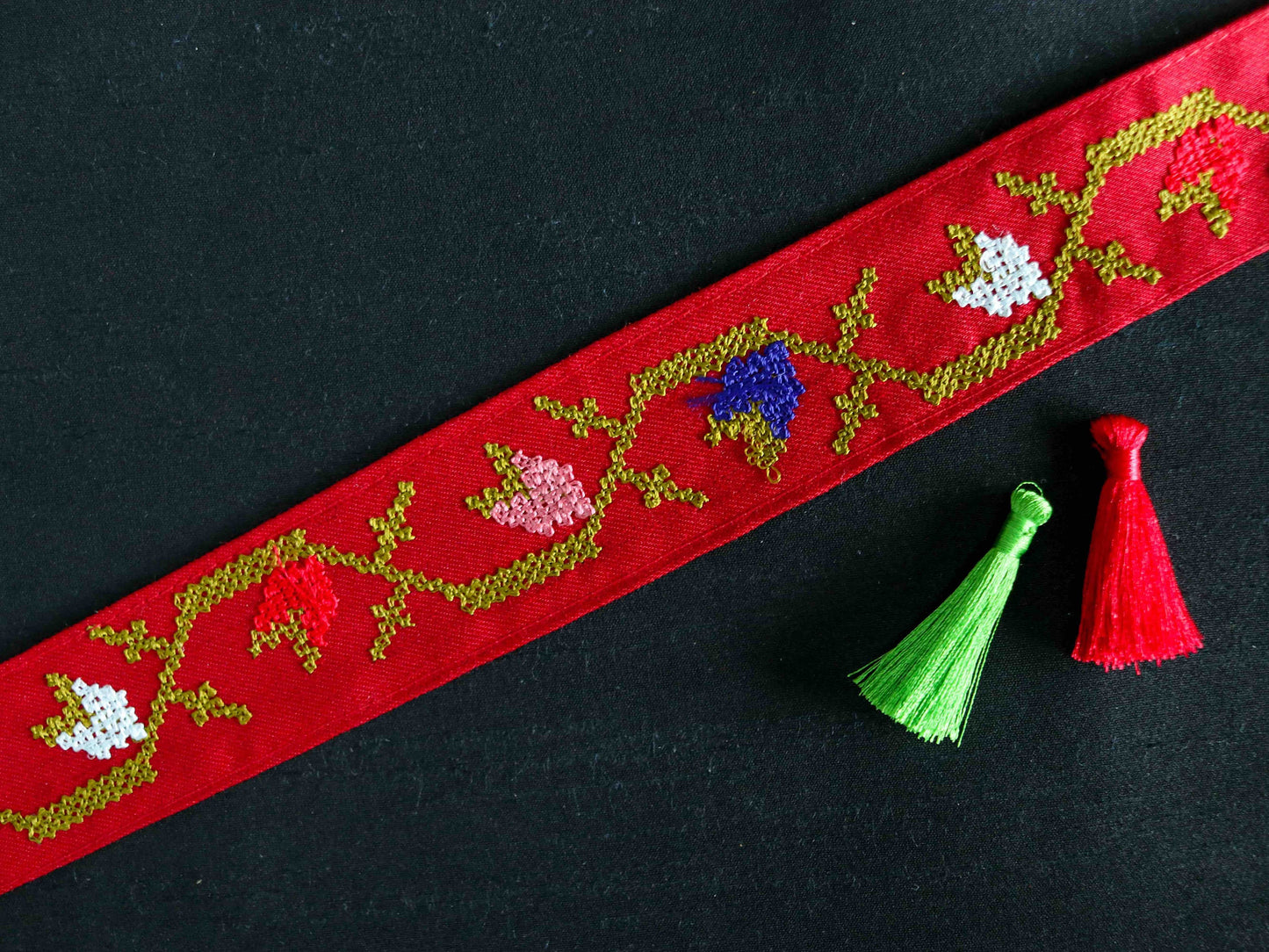 Red Floral Embroidered Trim, Cross Stitch Floral Border, Red Pink Lace, Kashmiri Saree Border, Boho Indian Fabric Trim, インド刺繍リボン, Price/mtr
