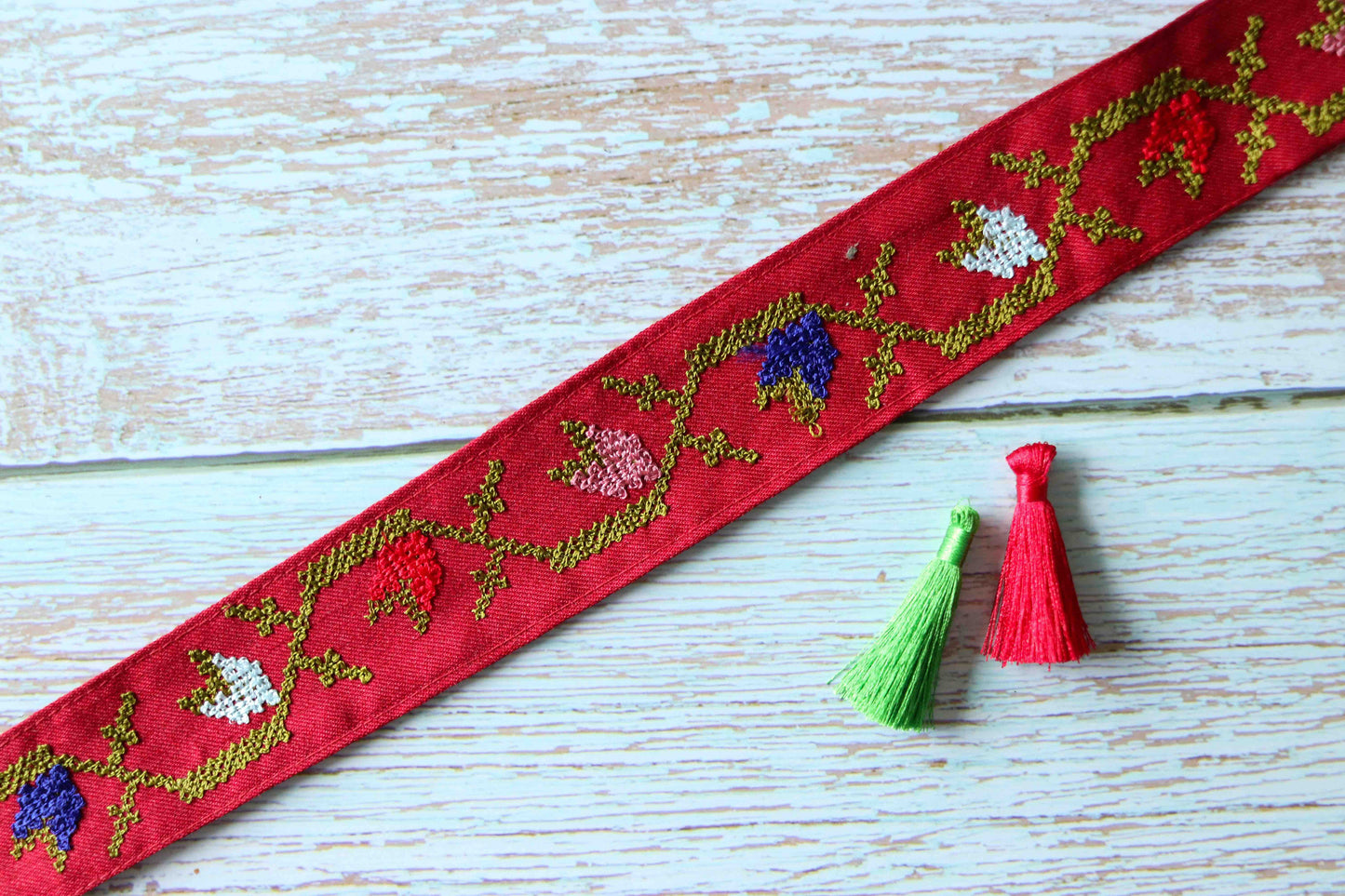 Red Floral Embroidered Trim, Cross Stitch Floral Border, Red Pink Lace, Kashmiri Saree Border, Boho Indian Fabric Trim, インド刺繍リボン, Price/mtr