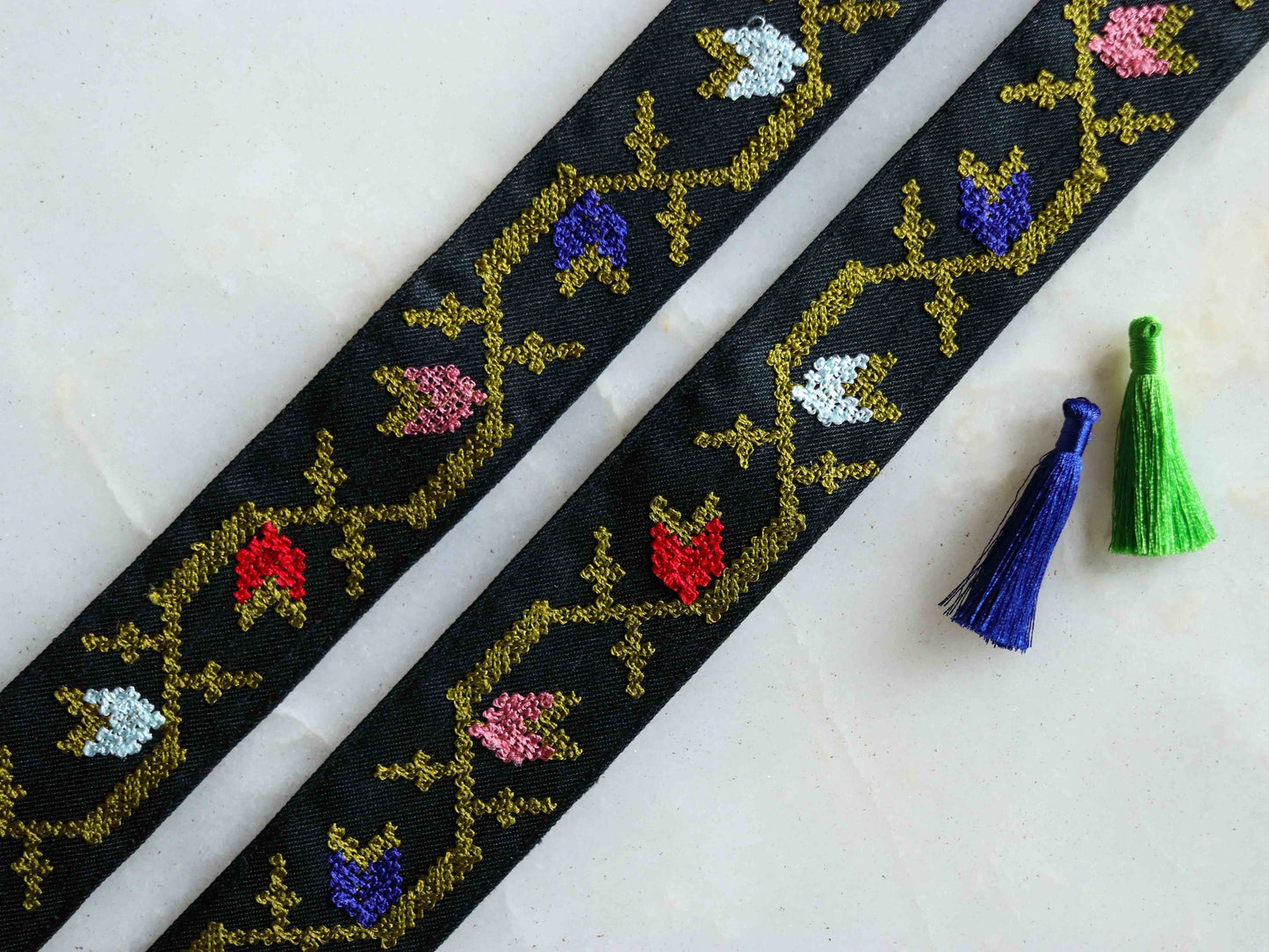 Black Floral Embroidered Trim,Cross Stitch Border,Black Pink Floral Lace,Kashmiri Saree Border,Boho Indian Fabric Trim,インド刺繍リボン,Price/mtr