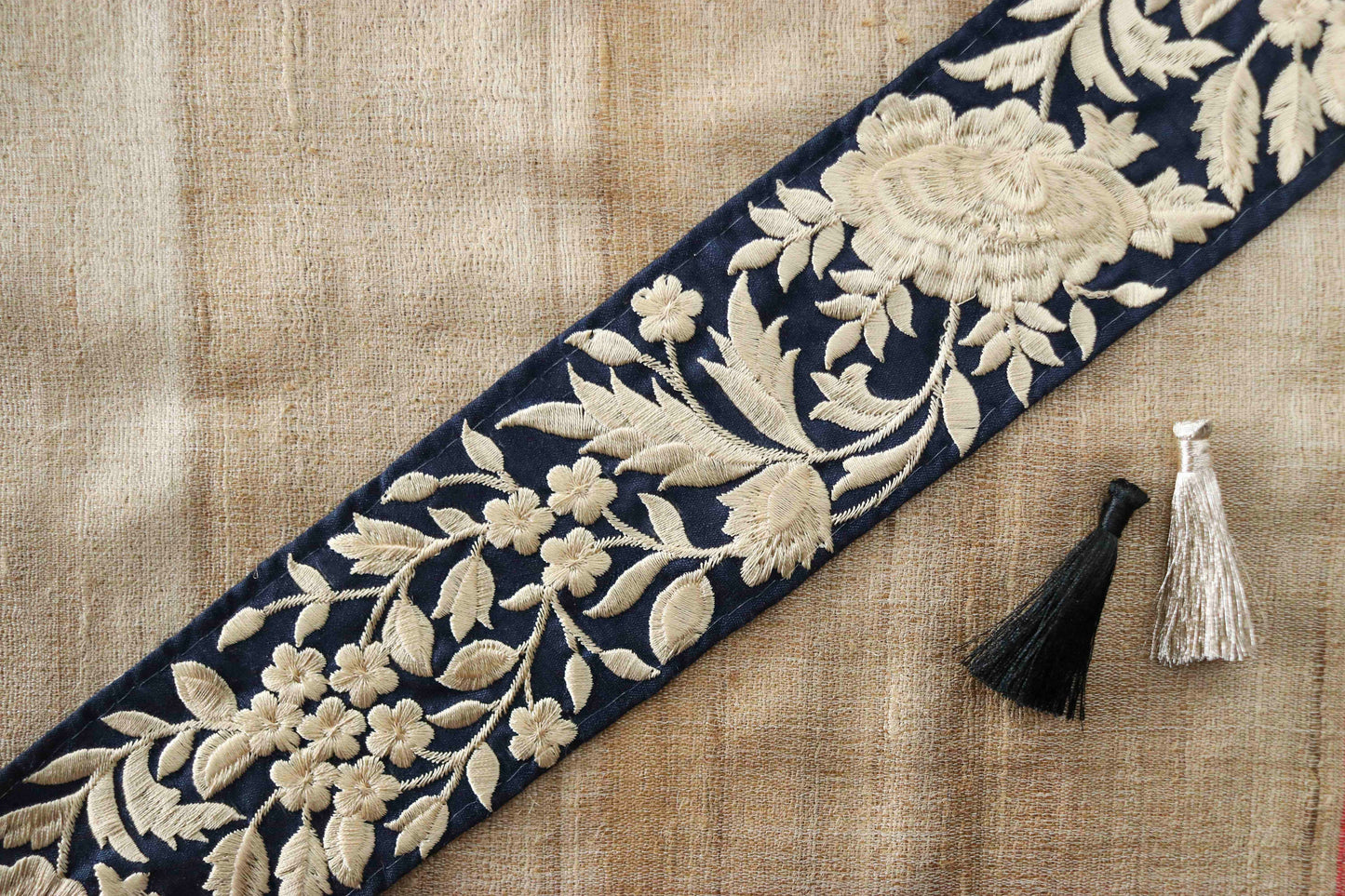 Black Beige Floral Embroidered Trim,Indian Fabric Border,Black Floral Lace,Parsi Embroidery Floral Saree Border,インド刺繍リボン,Price/mtr