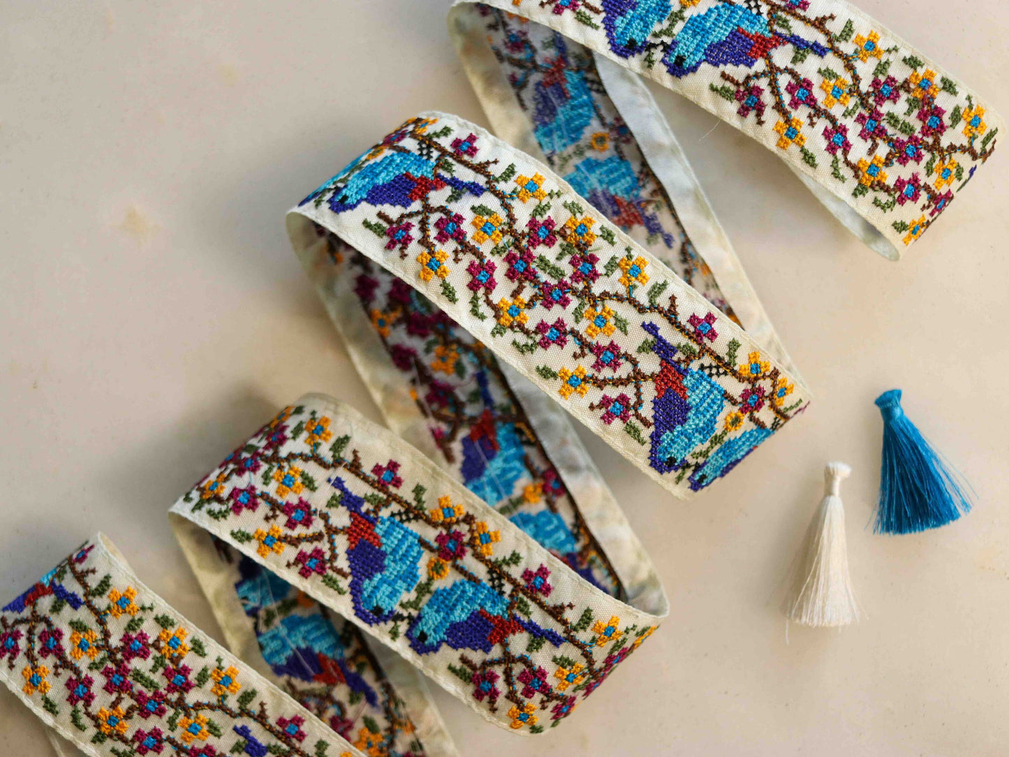 White Floral Bird Embroidered Trim,Cross Stitch Embroidery LoveBirds Border,Rustic Kashmiri Lace,White Blue Saree Border,Price/mt, インド刺繍リボン