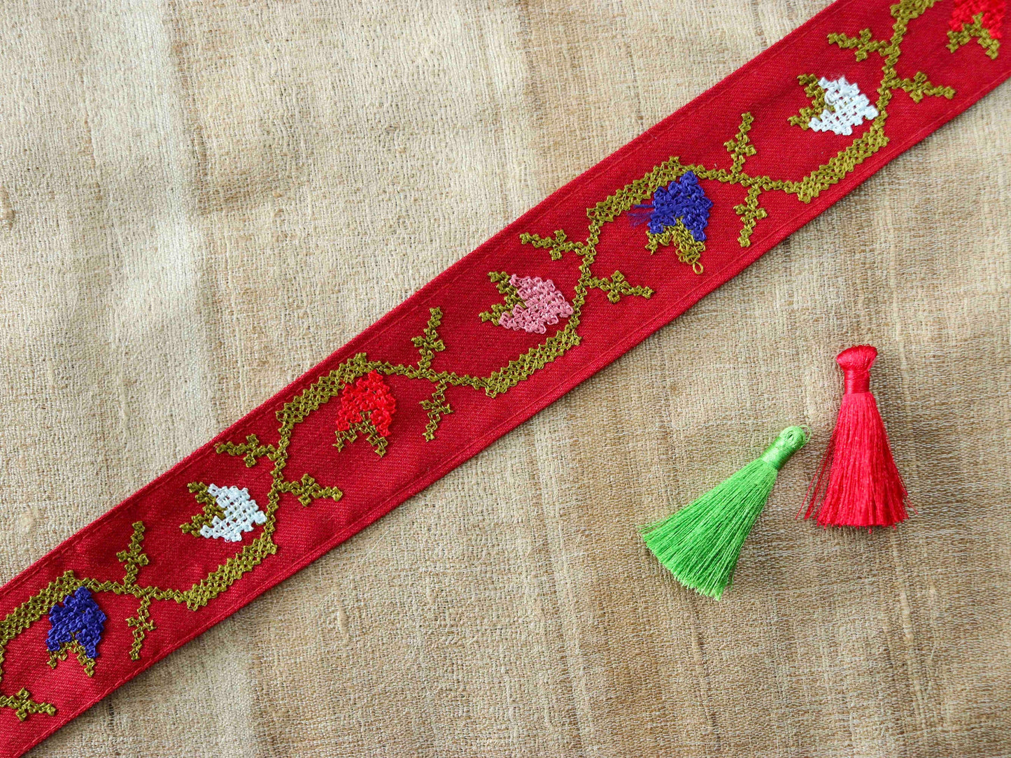 Red Floral Embroidered Trim, Cross Stitch Floral Border, Red Pink Lace, Kashmiri Saree Border, Boho Indian Fabric Trim, インド刺繍リボン, Price/mtr