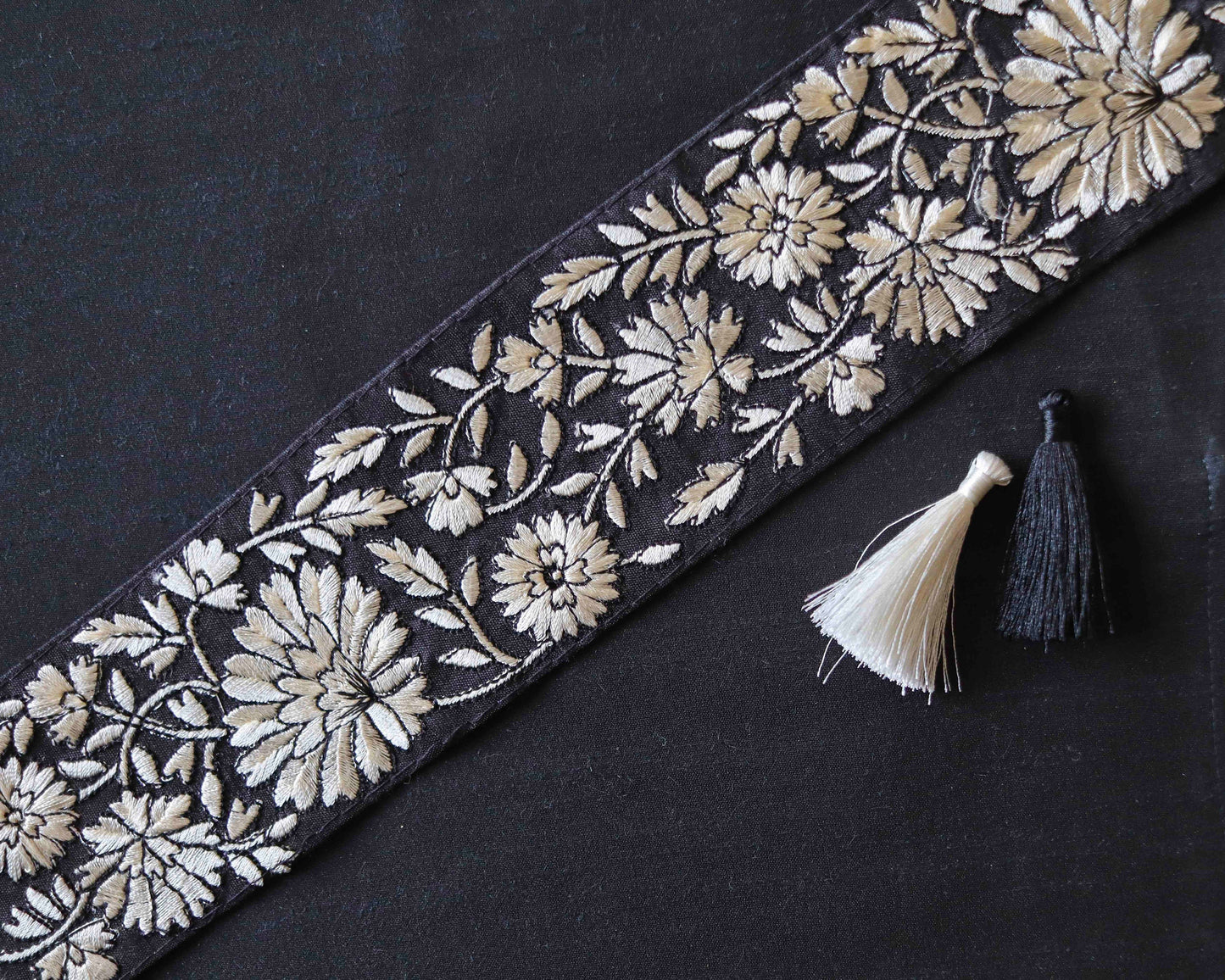 Black White Floral Embroidered Trim,Indian Fabric Floral Border,Royal Black White Broad Paisley Lace,Floral Saree Border,Price/mtr,インド刺繍リボン