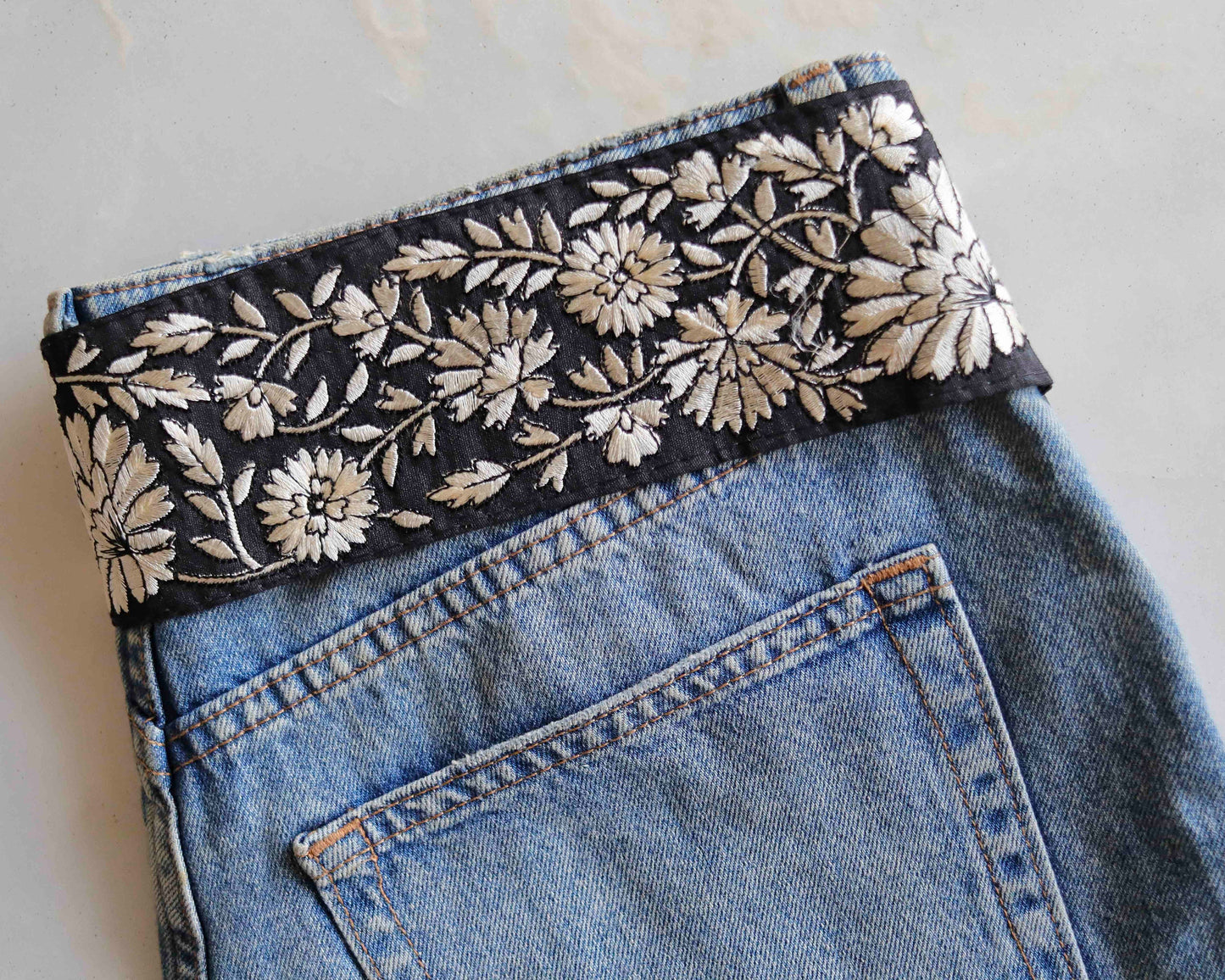 Black White Floral Embroidered Trim,Indian Fabric Floral Border,Royal Black White Broad Paisley Lace,Floral Saree Border,Price/mtr,インド刺繍リボン