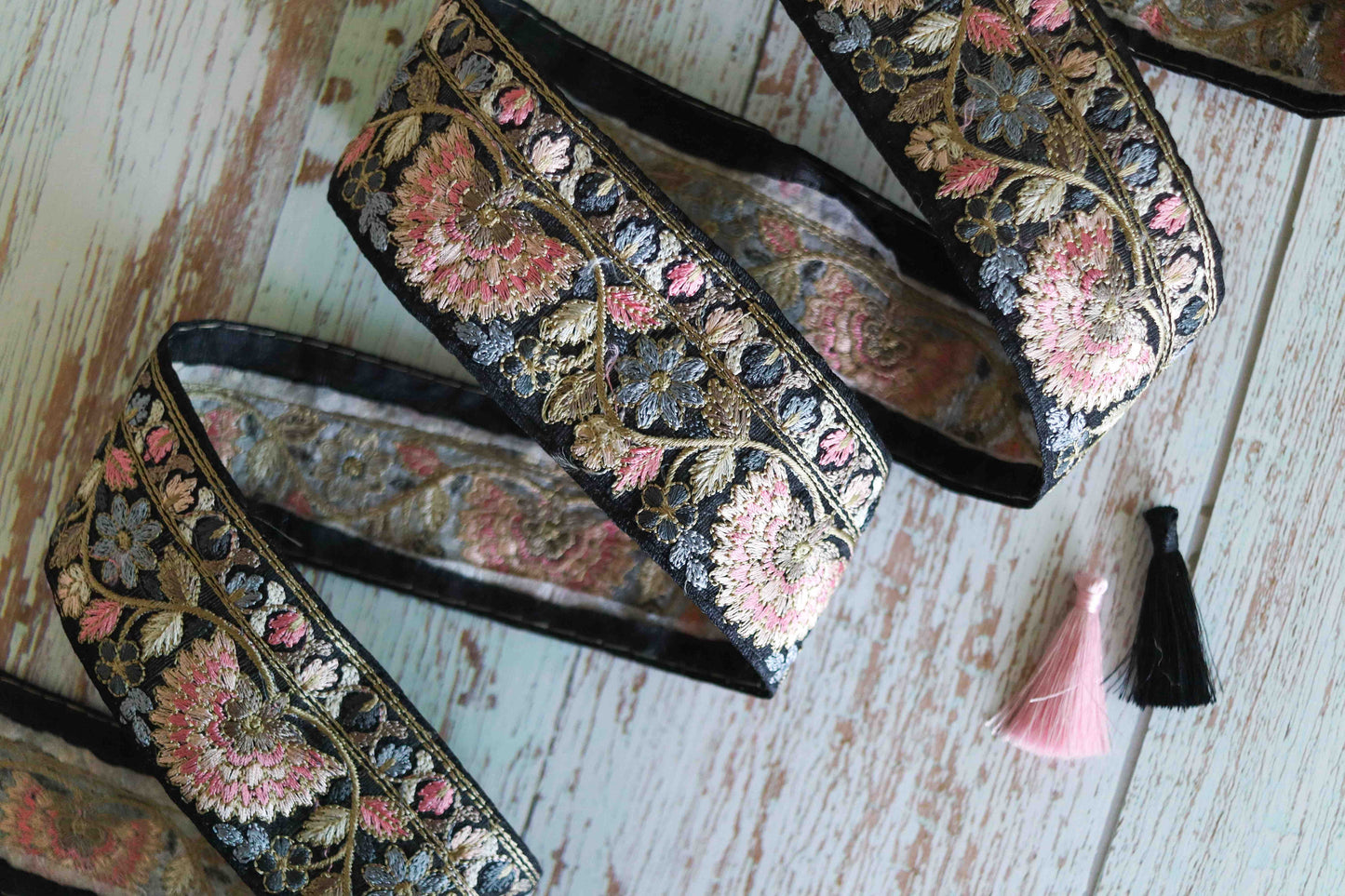 Black Pink Floral Embroidered Trim, Indian Fabric Embroidered Border, Parsi Embroidery Lace, Black Saree Border, インド刺繍リボン, Price/mtr,