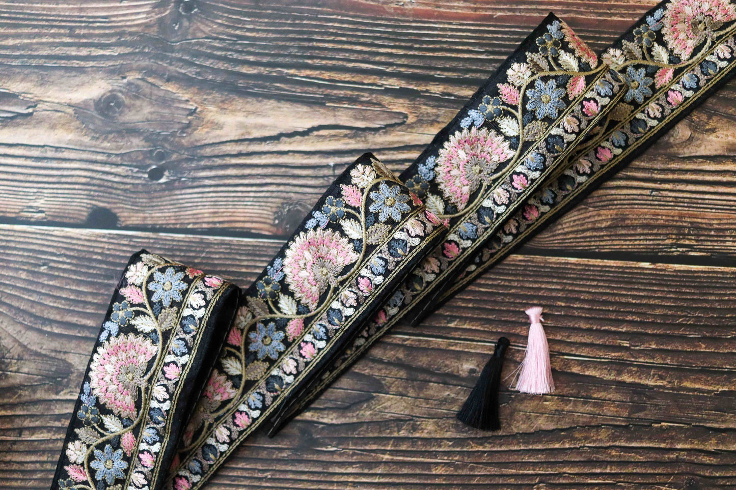 Black Pink Floral Embroidered Trim, Indian Fabric Embroidered Border, Parsi Embroidery Lace, Black Saree Border, インド刺繍リボン, Price/mtr,