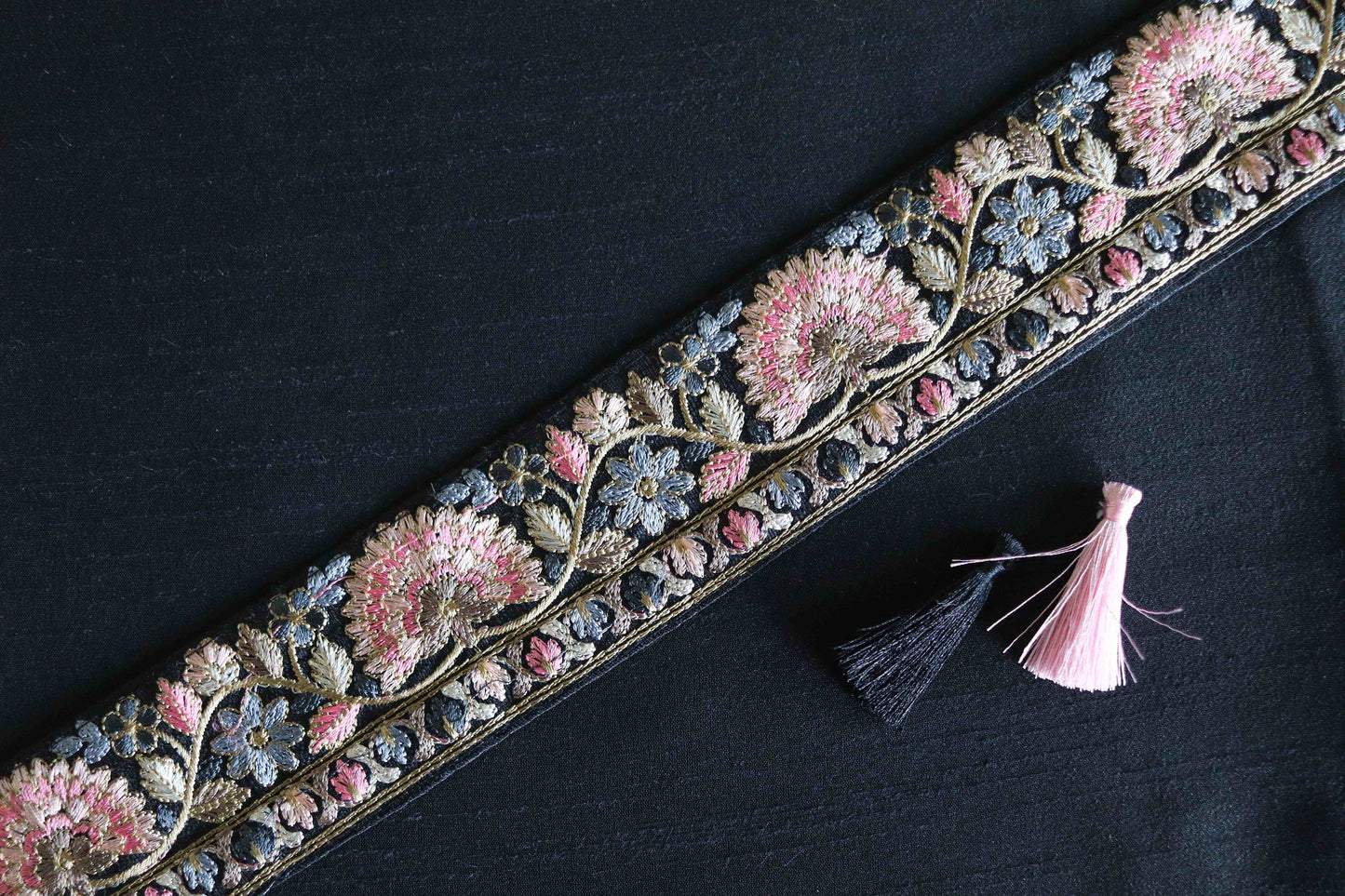 Black Pink Floral Embroidered Trim, Indian Fabric Embroidered Border, Parsi Embroidery Lace, Black Saree Border, インド刺繍リボン, Price/mtr,